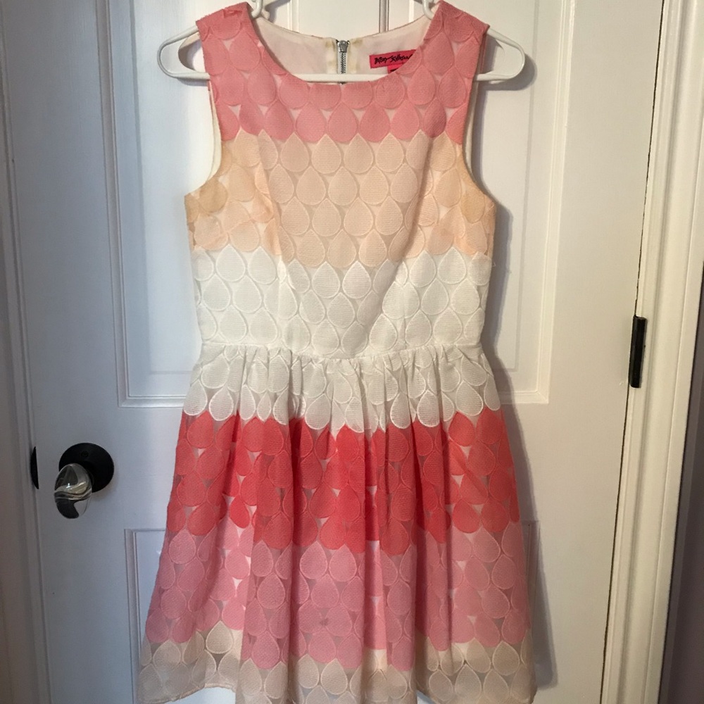 Cute dress!!